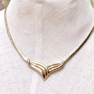 Vintage 80’s Napier Gold Toned V Shaped Necklace!